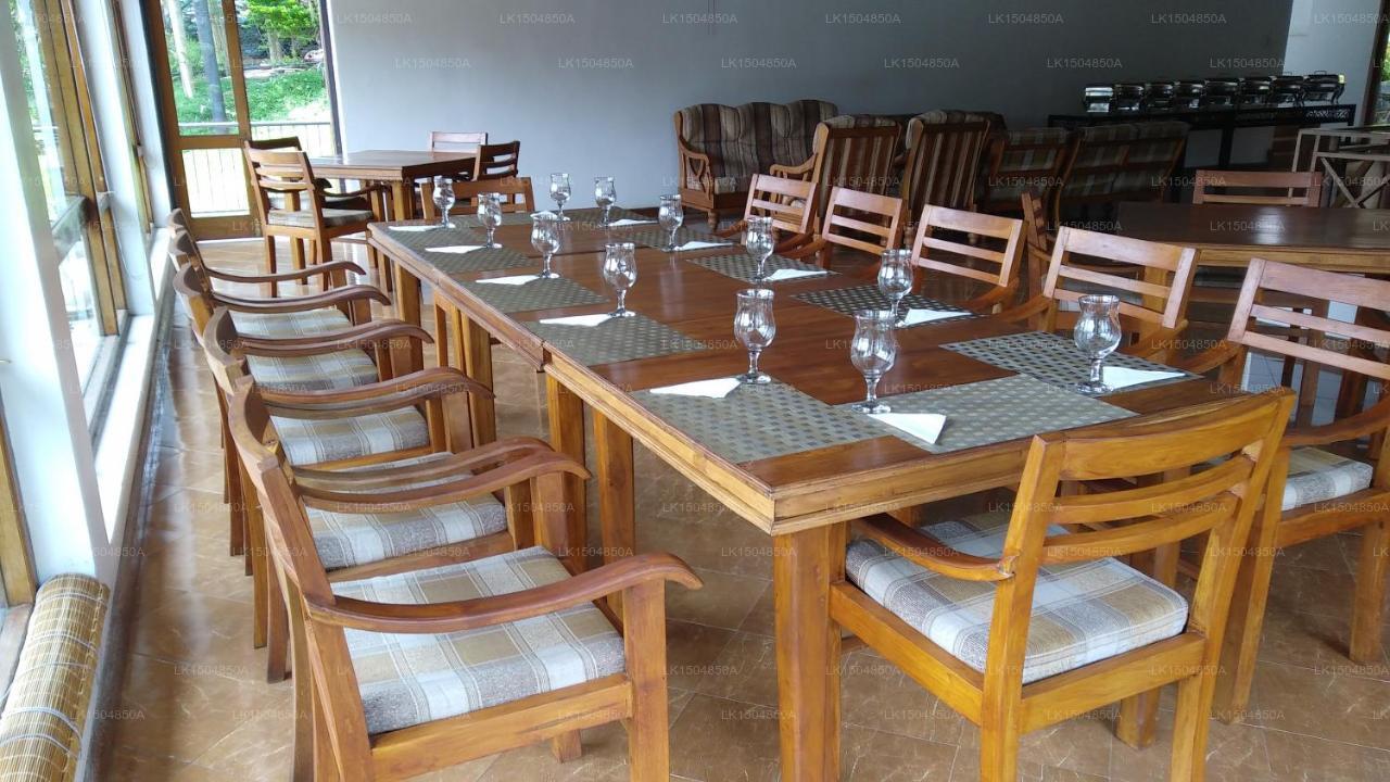 Hotel Alta Vista, Ella