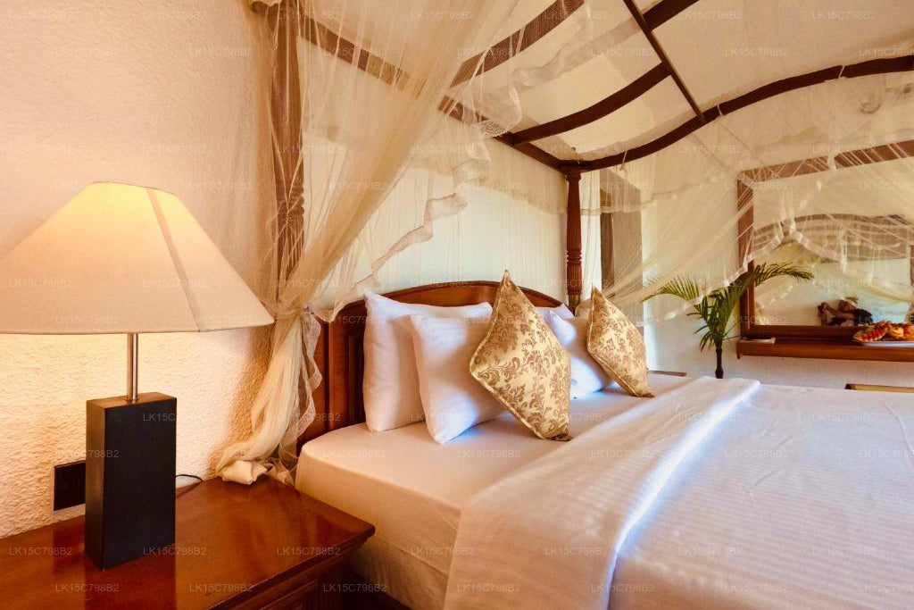 Hotel Heaven's Edge, Ella