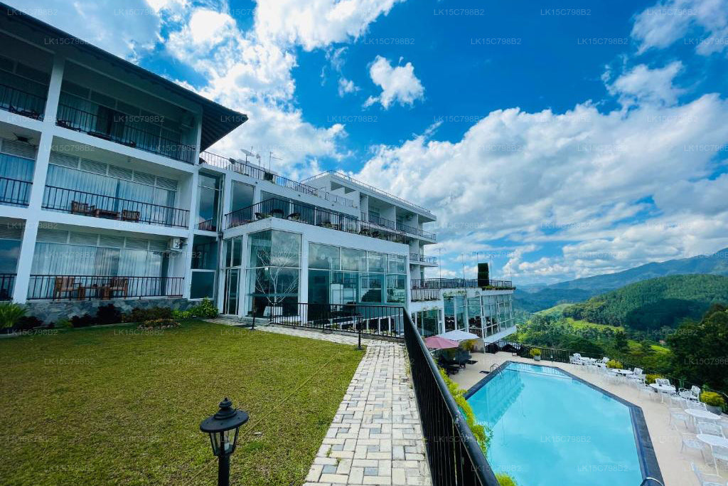 Hotel Heaven's Edge, Ella