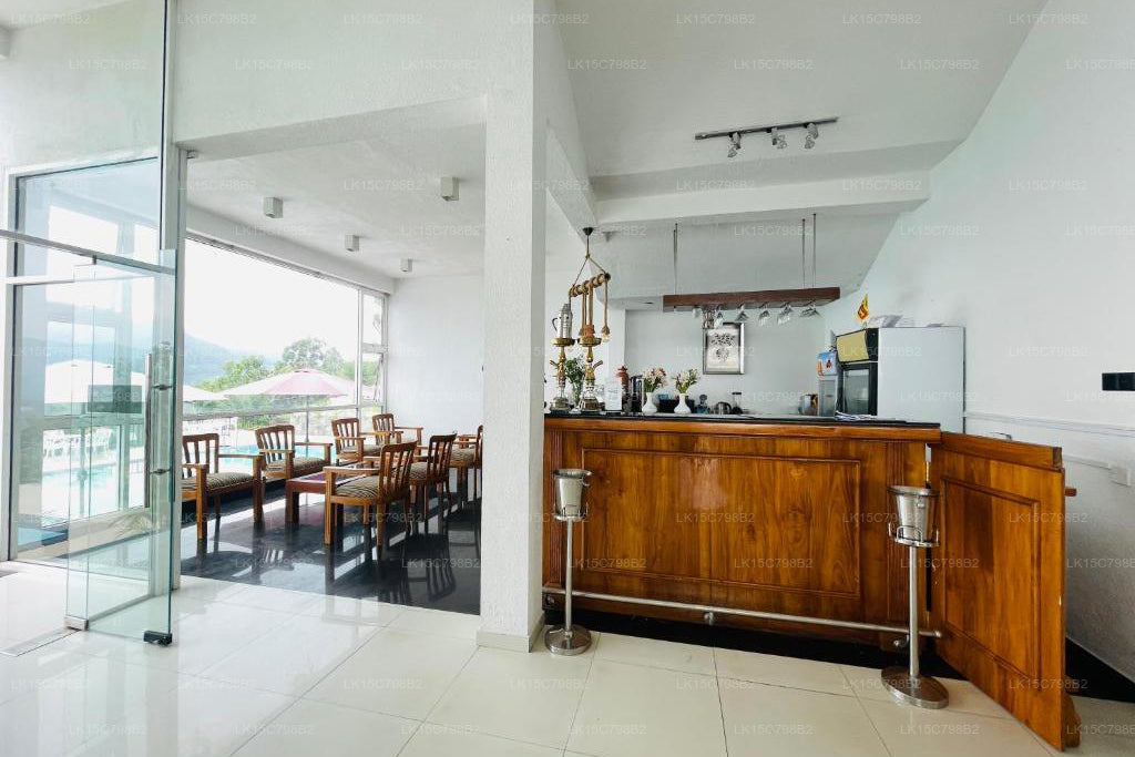 Hotel Heaven's Edge, Ella