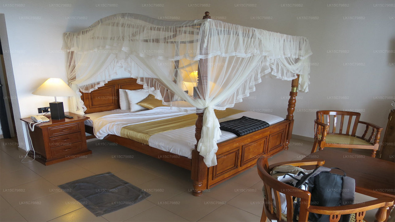 Hotel Heaven's Edge, Ella