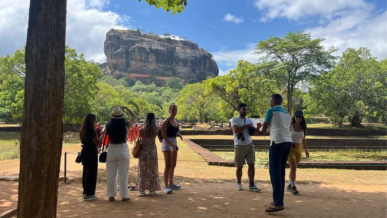 ප්‍රවේශපත්‍ර සමඟ සීගිරි මාර්ගෝපදේශක චාරිකාව