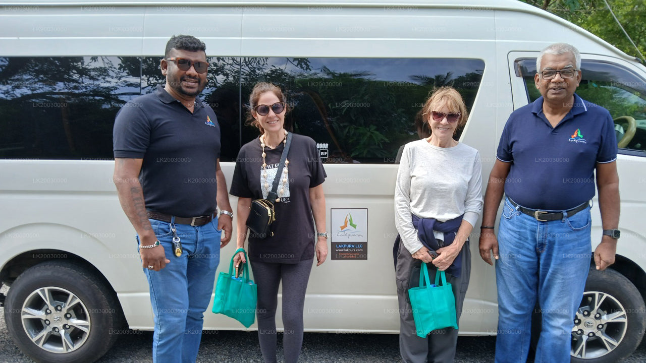 රියදුරු විසින් පදවන විශාල වෑන් රථ කුලියට දීම