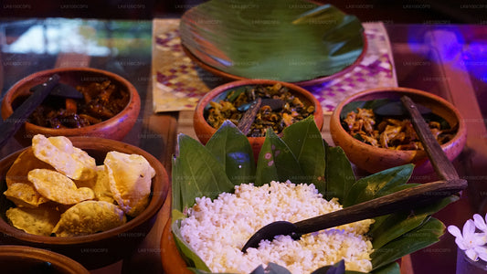 ගාල්ලේ සැඟවුණු මැණික් ගවේෂණය කර ප්‍රදේශවාසීන් සමඟ ආහාර ගන්න