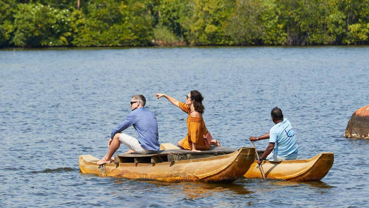 පාසිකුඩා කලපුවේ මඟ පෙන්වන සම්ප්‍රදායික තෝනි සවාරිය