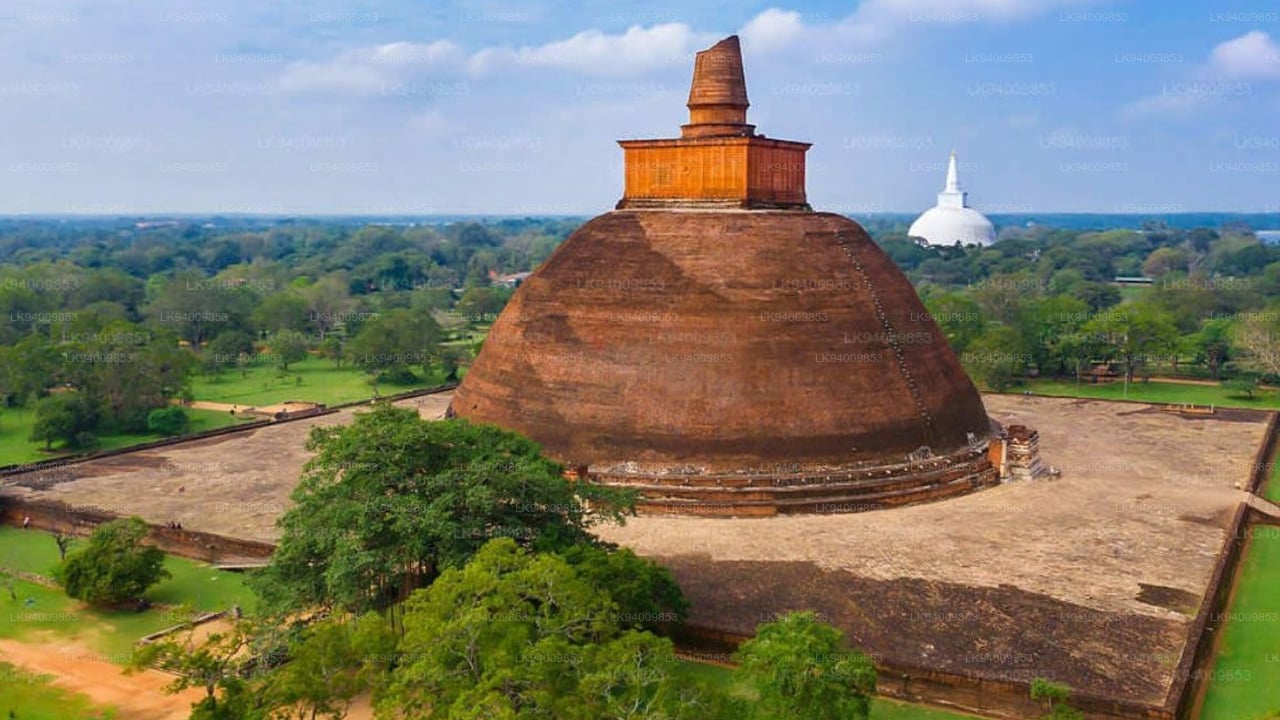 කොළඹ සිට අනුරාධපුර පූජනීය නගරය